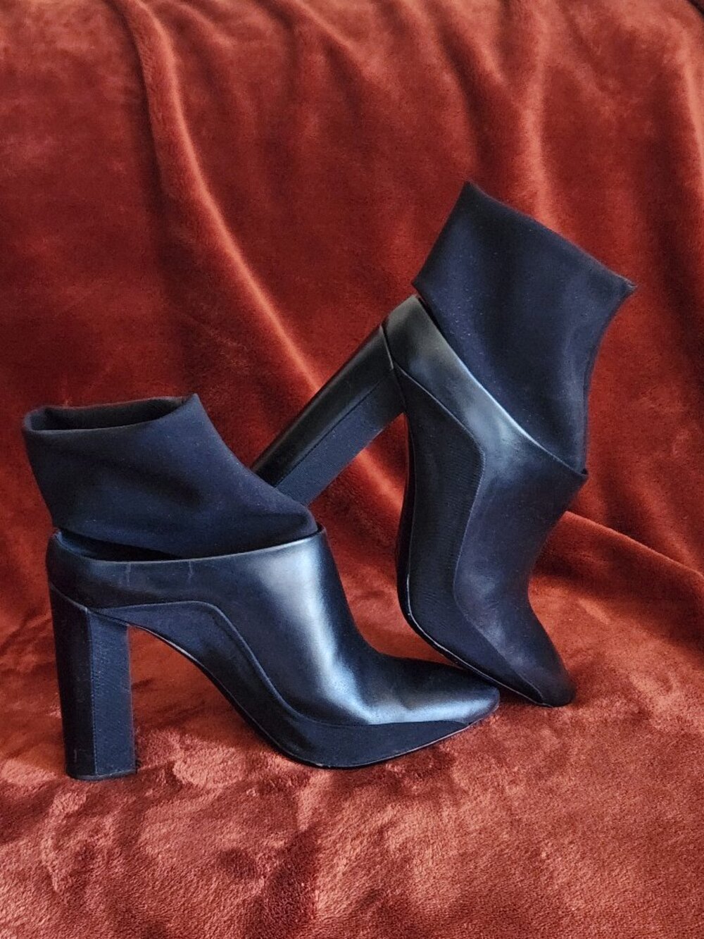 Via Spiga "Agyness" black cuff ankle bootie. SZ 9M.